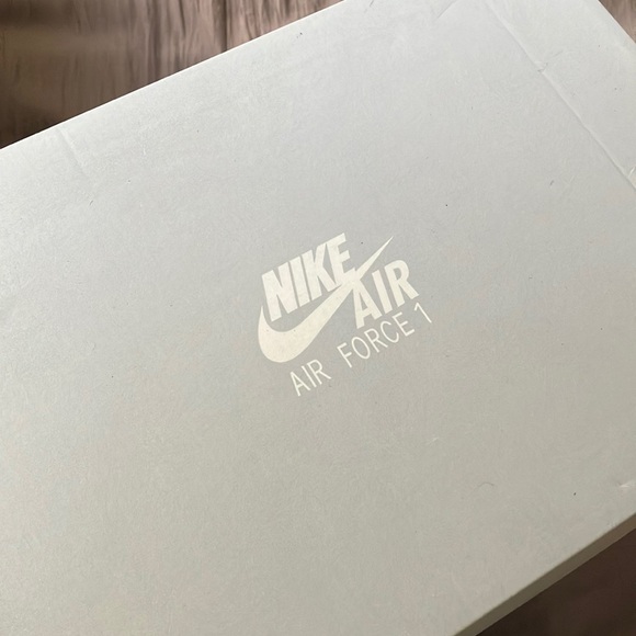 Nike Air Force 1 
White/White Gum Light Brown
Size:10 - Picture 2 of 4